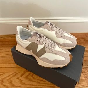 New Balance 327 in Beige/Brown